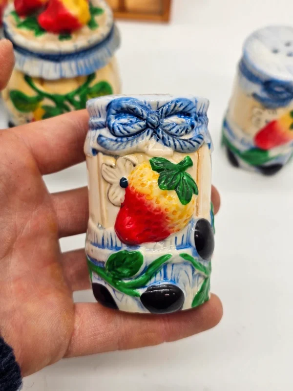 Ceramiczny zestaw kuchenny vintage w koszyku – motyw owocowy, komplet 5 elementów