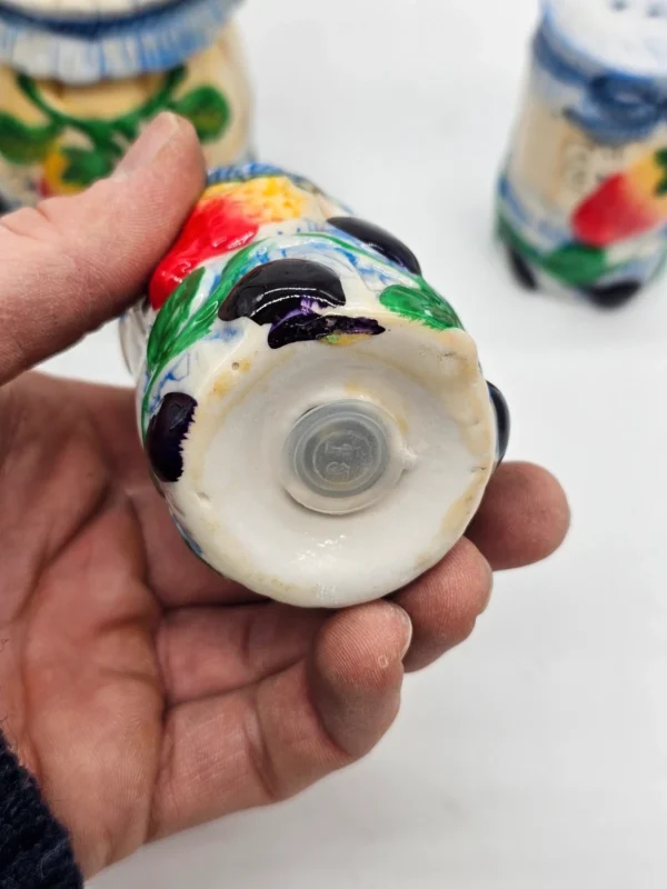 Ceramiczny zestaw kuchenny vintage w koszyku – motyw owocowy, komplet 5 elementów