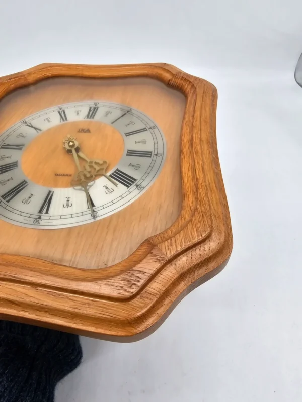 Zegar ścienny IKA Quartz drewniana obudowa vintage 27×31 cm