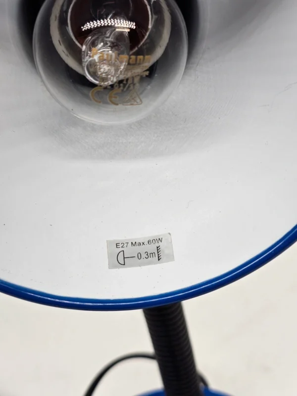 biurkowa lampka kierunkowa w intensywnym kobaltowo-niebieskim kolorze