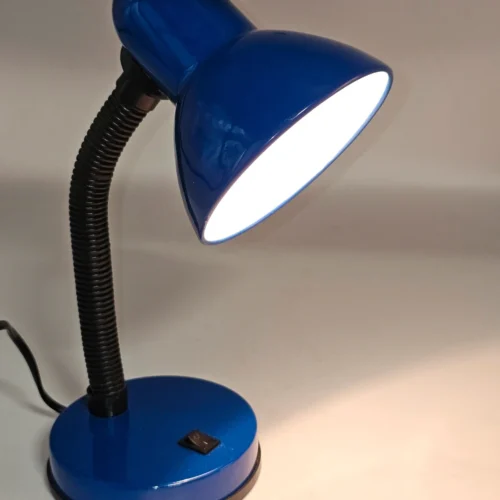 biurkowa lampka kierunkowa w intensywnym kobaltowo-niebieskim kolorze