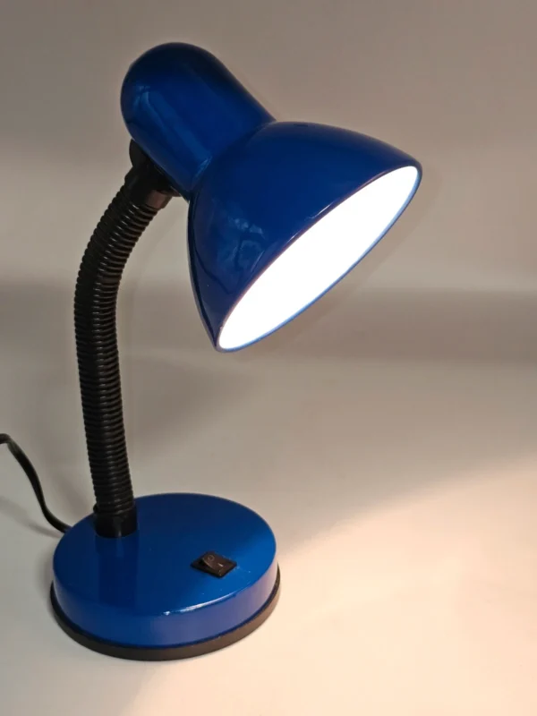 biurkowa lampka kierunkowa w intensywnym kobaltowo-niebieskim kolorze