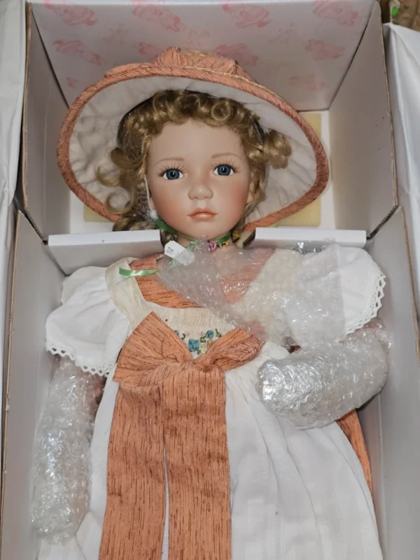 Duża porcelanowa lalka kolekcjonerska Pauline Dolls – 70 cm