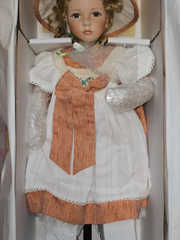 Duża porcelanowa lalka kolekcjonerska Pauline Dolls – 70 cm