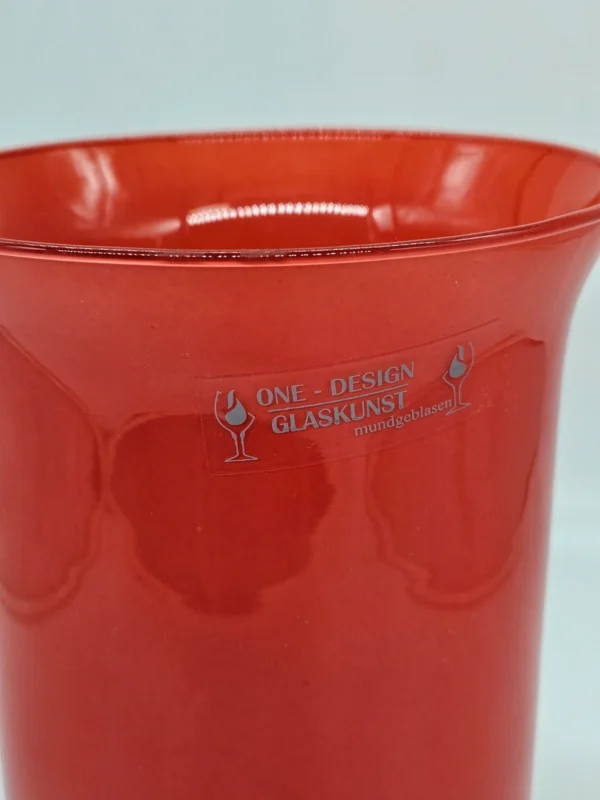 Czerwona waza ze szkła ręcznie dmuchanego One design Glaskunst