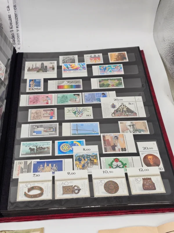 Zestaw ponad 300 znaczków z lat 1930–1990