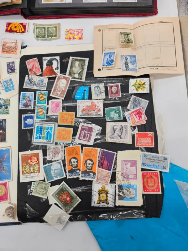 Zestaw ponad 300 znaczków z lat 1930–1990