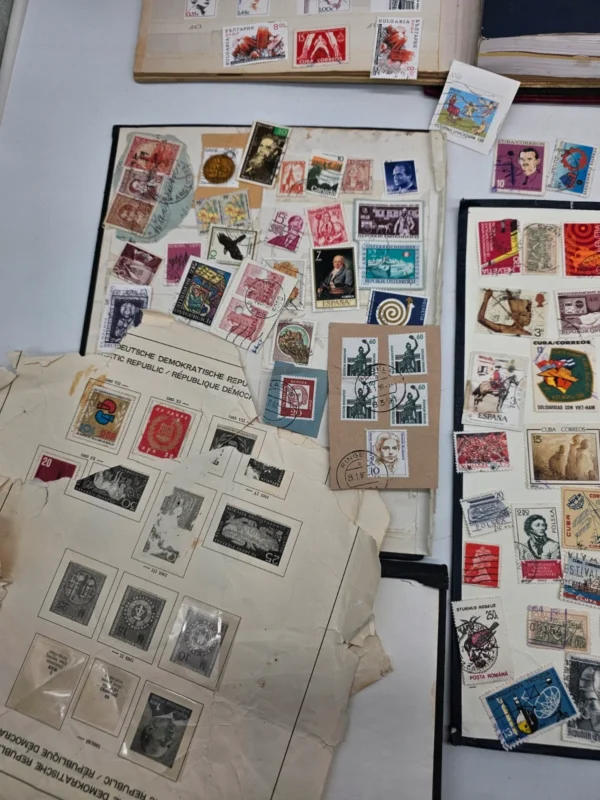 Zestaw ponad 300 znaczków z lat 1930–1990