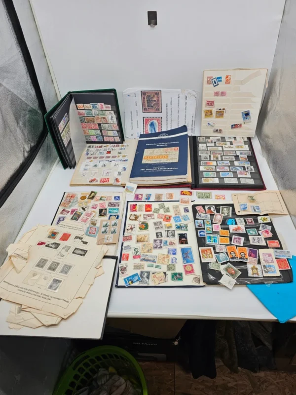 Zestaw ponad 300 znaczków z lat 1930–1990