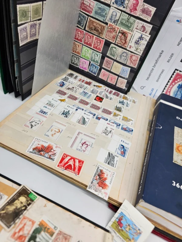 Zestaw ponad 300 znaczków z lat 1930–1990