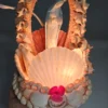 Lampka religijna Portovenere – figura Maryi w muszlach, oświetlana, 24×15 cm
