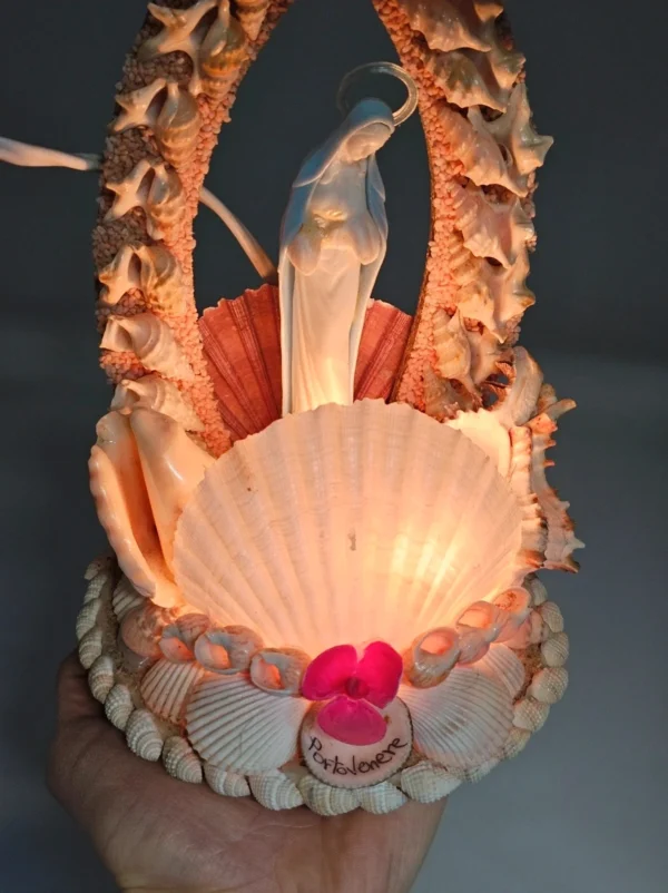 Lampka religijna Portovenere – figura Maryi w muszlach, oświetlana, 24×15 cm