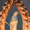 Lampka religijna Portovenere – figura Maryi w muszlach, oświetlana, 24×15 cm
