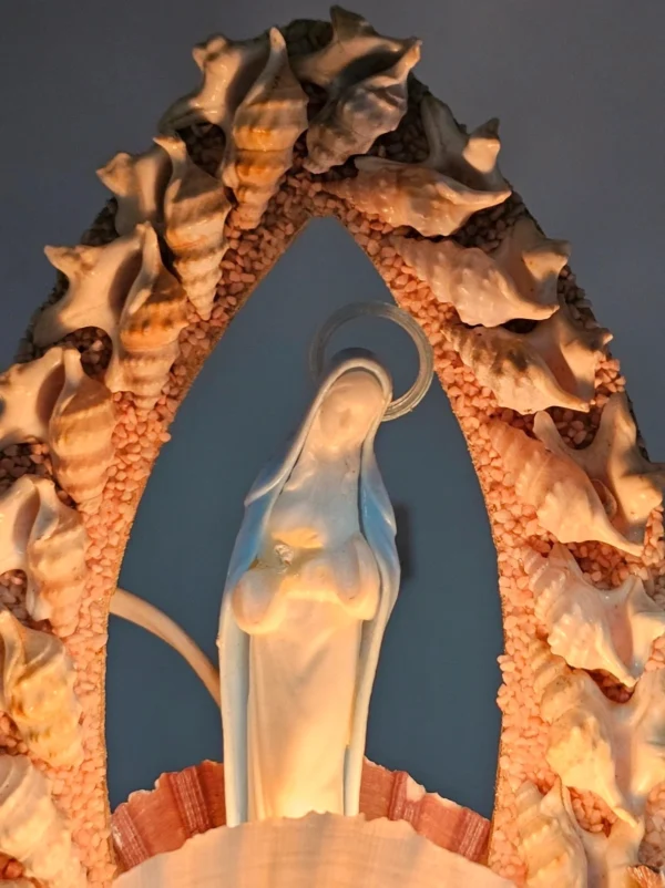 Lampka religijna Portovenere – figura Maryi w muszlach, oświetlana, 24×15 cm
