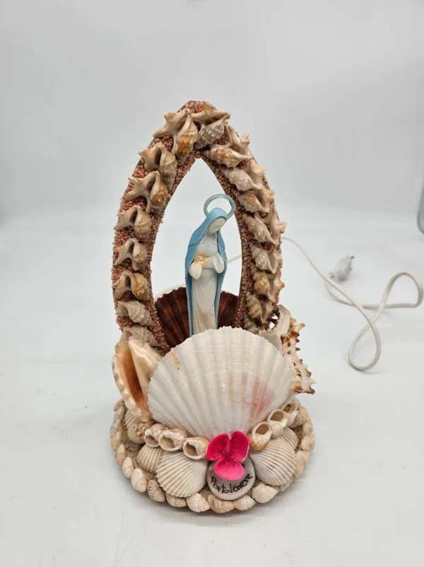 Lampka religijna Portovenere – figura Maryi w muszlach, oświetlana, 24×15 cm