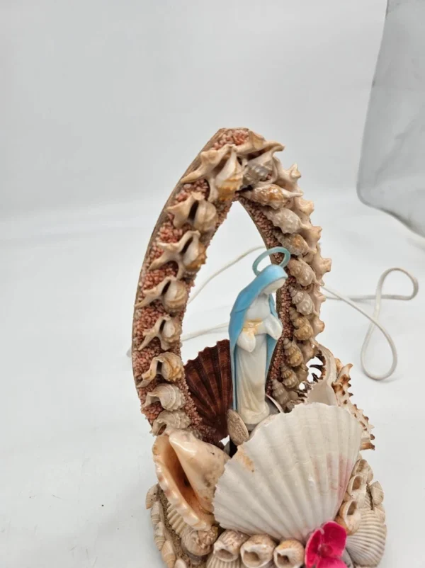 Lampka religijna Portovenere – figura Maryi w muszlach, oświetlana, 24×15 cm