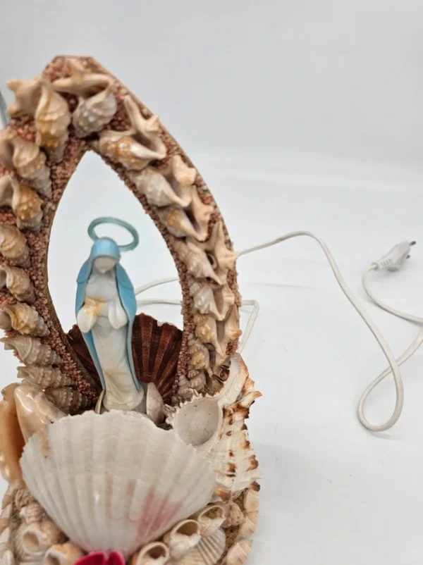 Lampka religijna Portovenere – figura Maryi w muszlach, oświetlana, 24×15 cm