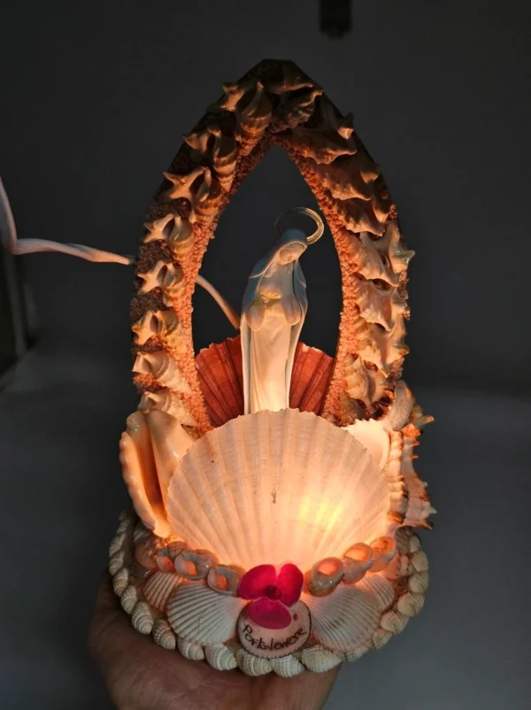 Lampka religijna Portovenere – figura Maryi w muszlach, oświetlana, 24×15 cm