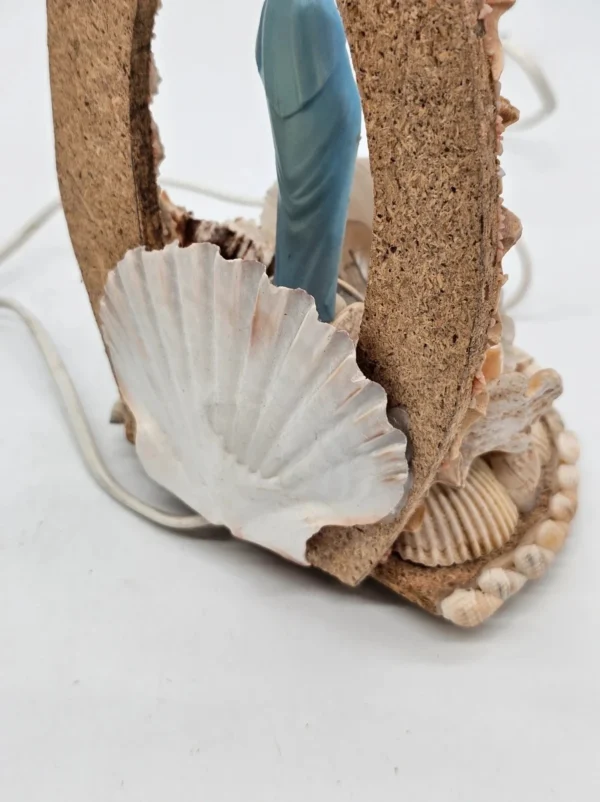 Lampka religijna Portovenere – figura Maryi w muszlach, oświetlana, 24×15 cm