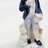 Porcelanowa figurka – chłopiec z królikiem