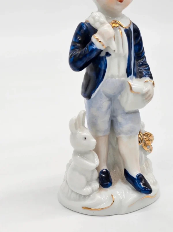Porcelanowa figurka – chłopiec z królikiem