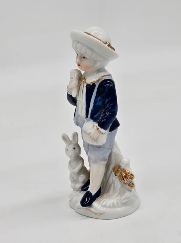 Porcelanowa figurka – chłopiec z królikiem