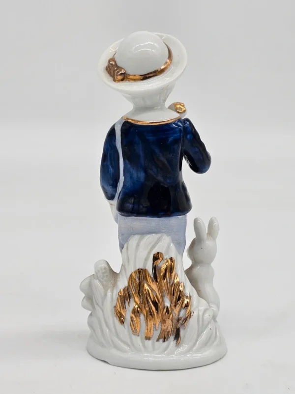 Porcelanowa figurka – chłopiec z królikiem