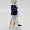 Porcelanowa figurka – chłopiec z królikiem