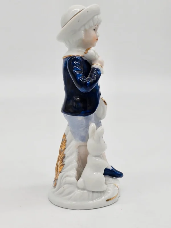 Porcelanowa figurka – chłopiec z królikiem