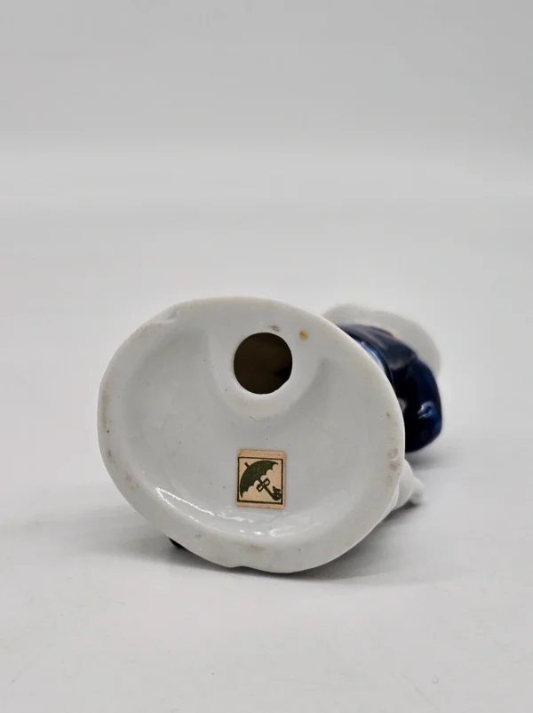Porcelanowa figurka – chłopiec z królikiem