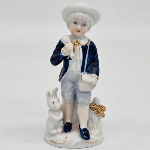 Porcelanowa figurka – chłopiec z królikiem