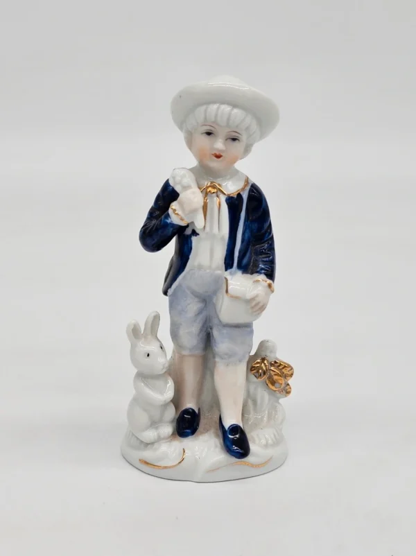 Porcelanowa figurka – chłopiec z królikiem