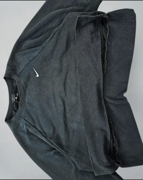 Damska bluza Nike cropped z wycięciem na plecach – sportowy styl