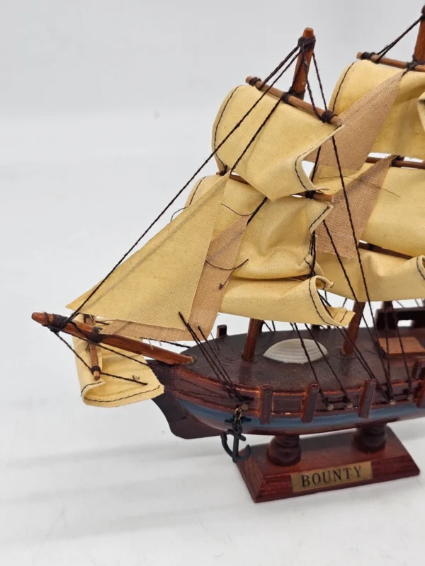 Model żaglowca HMS Bounty dekoracyjny drewniany statek na podstawie