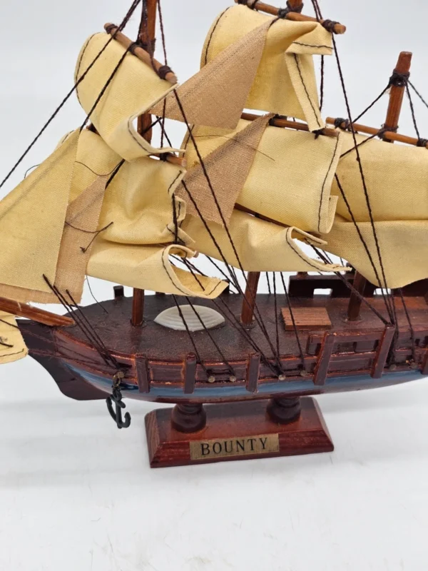 Model żaglowca HMS Bounty dekoracyjny drewniany statek na podstawie