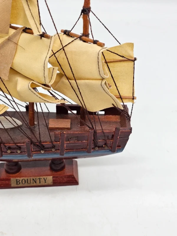 Model żaglowca HMS Bounty dekoracyjny drewniany statek na podstawie