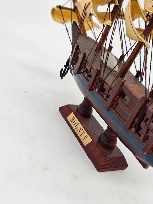 Model żaglowca HMS Bounty dekoracyjny drewniany statek na podstawie