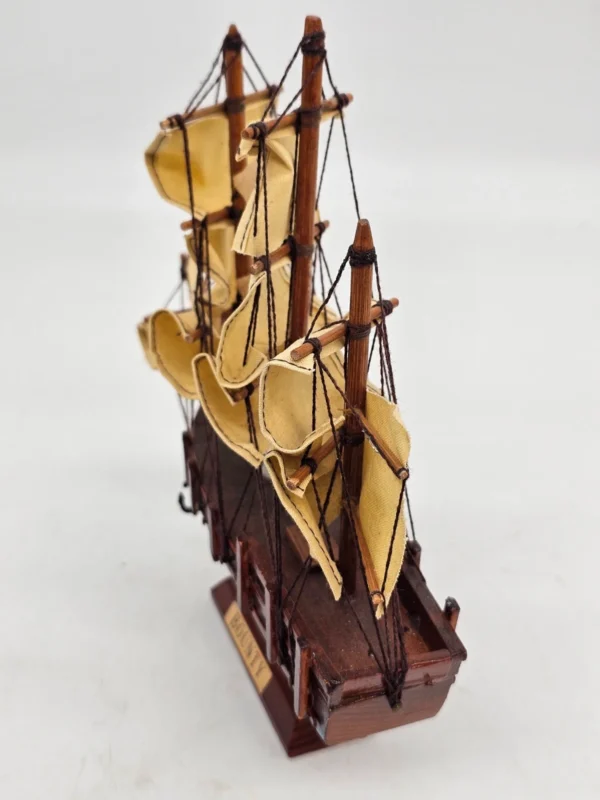 Model żaglowca HMS Bounty dekoracyjny drewniany statek na podstawie