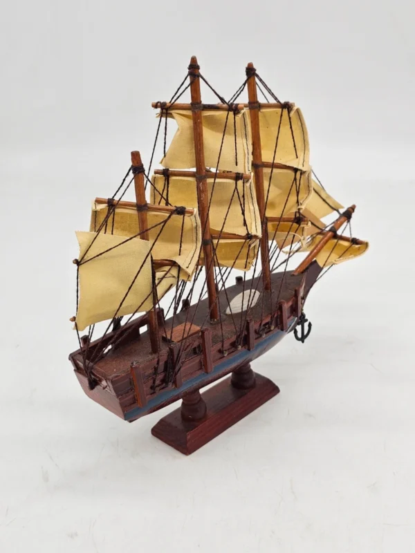 Model żaglowca HMS Bounty dekoracyjny drewniany statek na podstawie
