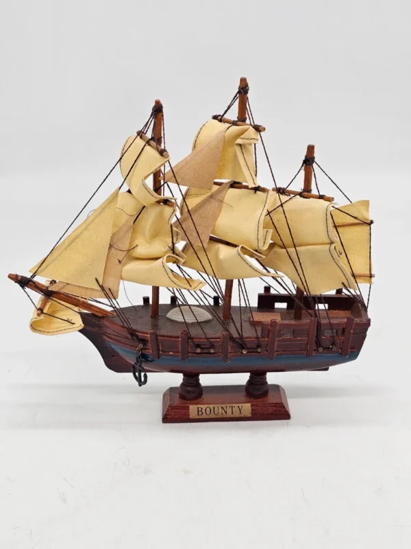Model żaglowca HMS Bounty dekoracyjny drewniany statek na podstawie