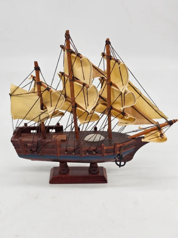Model żaglowca HMS Bounty dekoracyjny drewniany statek na podstawie