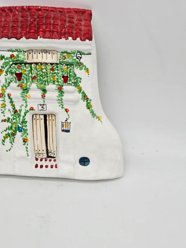 Ceramiczna dekoracja ścienna domek z czerwonym dachem ręcznie malowana