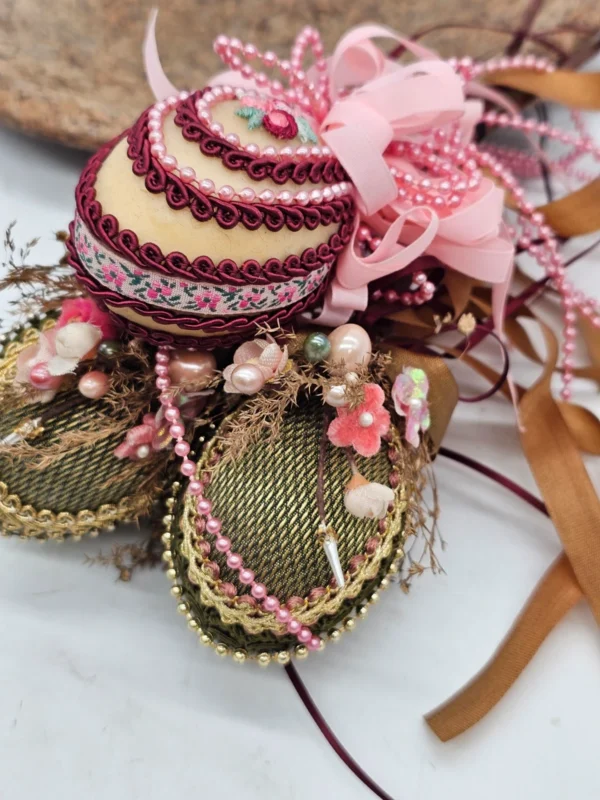 Dekoracyjne jajka wielkanocne handmade wosk i tkanina komplet 2 sztuki