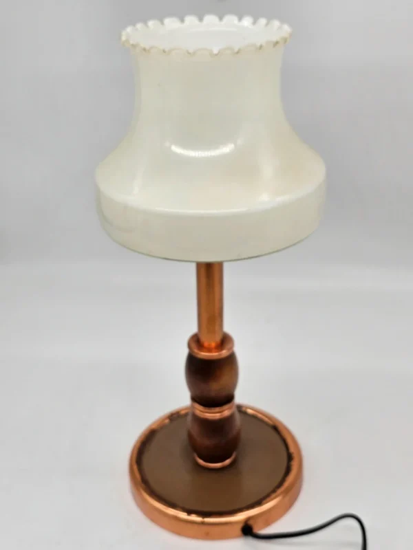 Lampka stołowa vintage z mlecznym kloszem mosiądz i drewno styl klasyczny