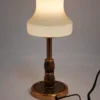 Lampka stołowa vintage z mlecznym kloszem mosiądz i drewno styl klasyczny