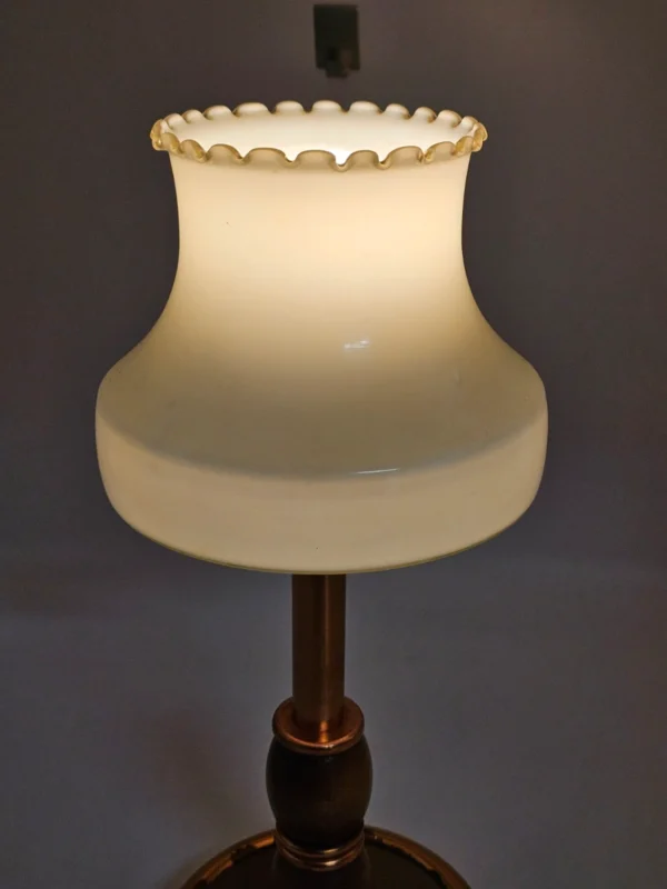 Lampka stołowa vintage z mlecznym kloszem mosiądz i drewno styl klasyczny