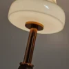 Lampka stołowa vintage z mlecznym kloszem mosiądz i drewno styl klasyczny