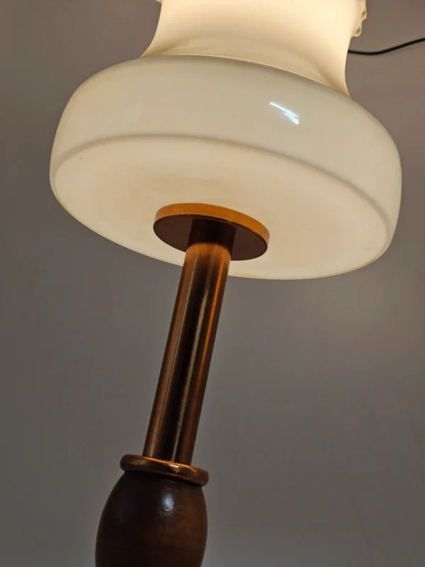 Lampka stołowa vintage z mlecznym kloszem mosiądz i drewno styl klasyczny