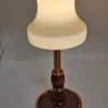 Lampka stołowa vintage z mlecznym kloszem mosiądz i drewno styl klasyczny