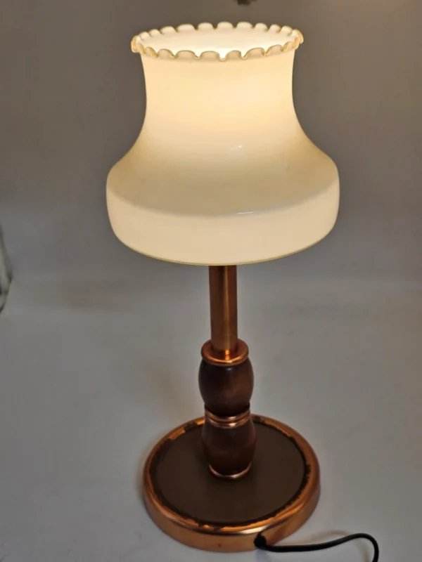 Lampka stołowa vintage z mlecznym kloszem mosiądz i drewno styl klasyczny